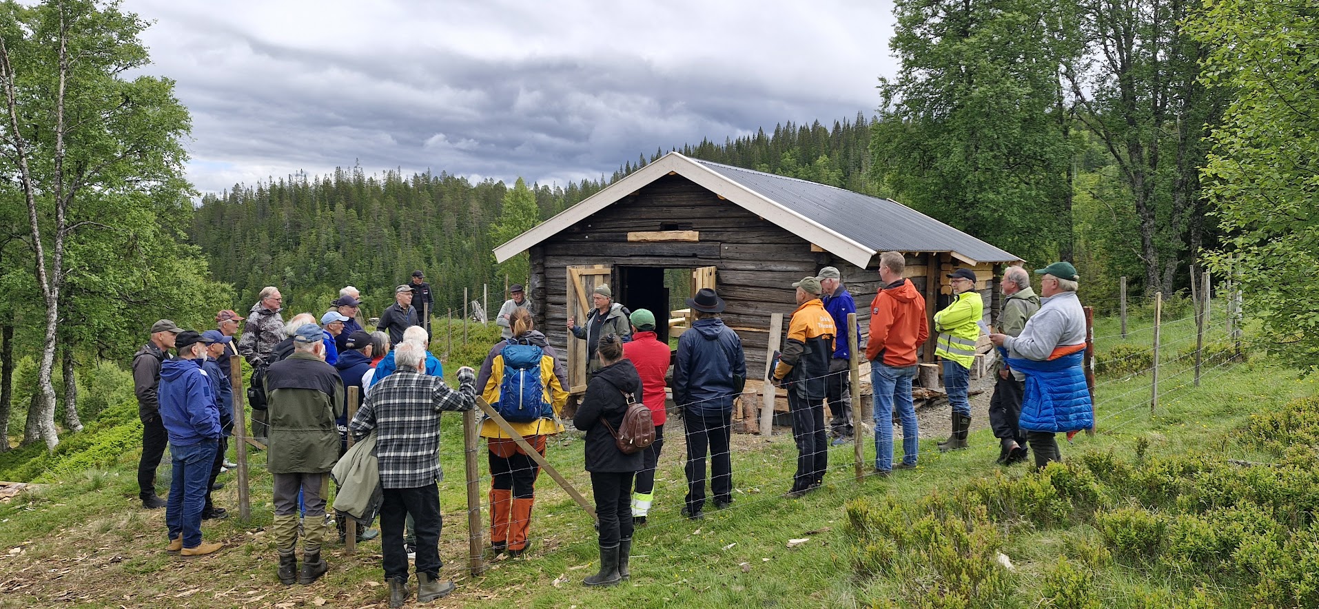 I sporene av tjære, kull og historie – vellykket skogsvandring på Sandholtan